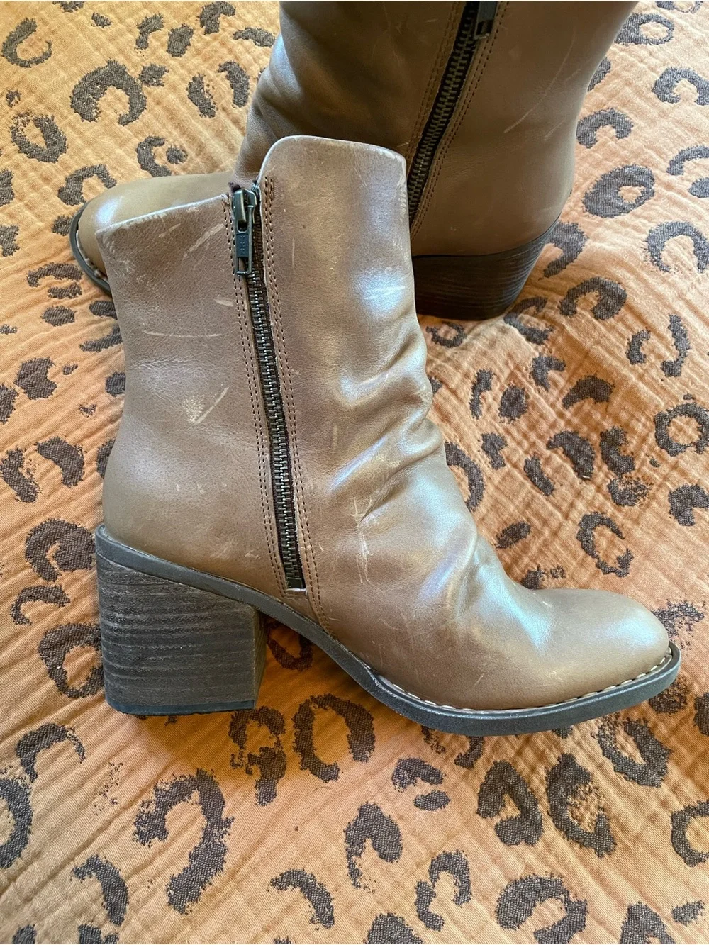 Born Leather 2.5” Heel Ankle Boots Like New Size 8.5